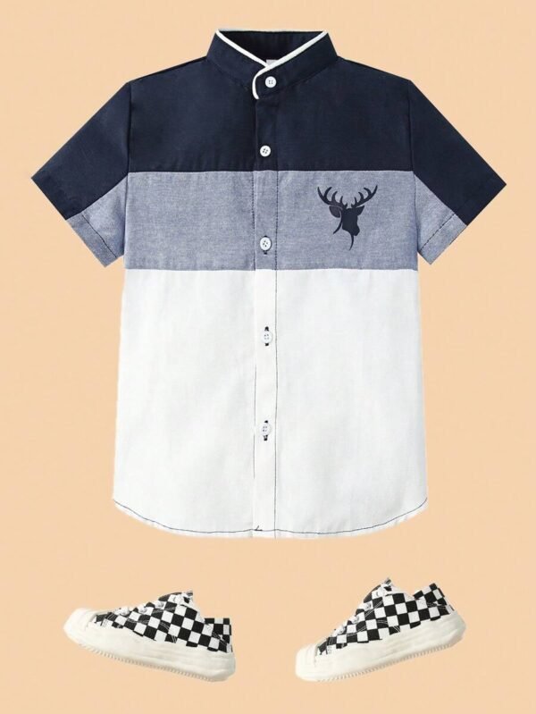 Camisa de manga corta con cuello de pie y diseño atlético de bloques