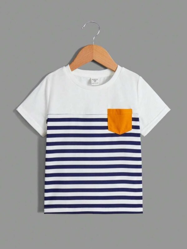 Camiseta con estampado de rayas y bolsillo con parche