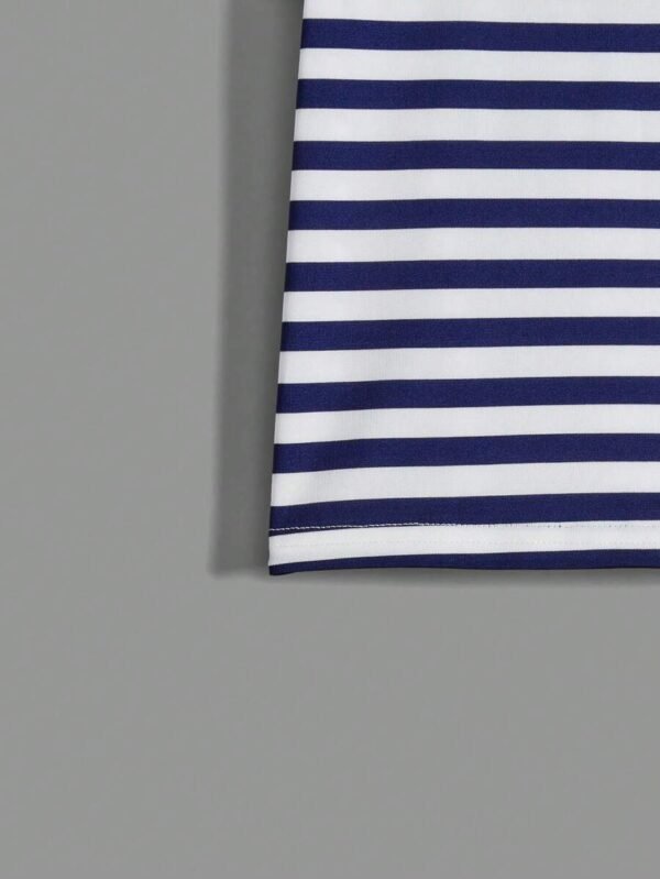 Camiseta con estampado de rayas y bolsillo con parche - Imagen 3