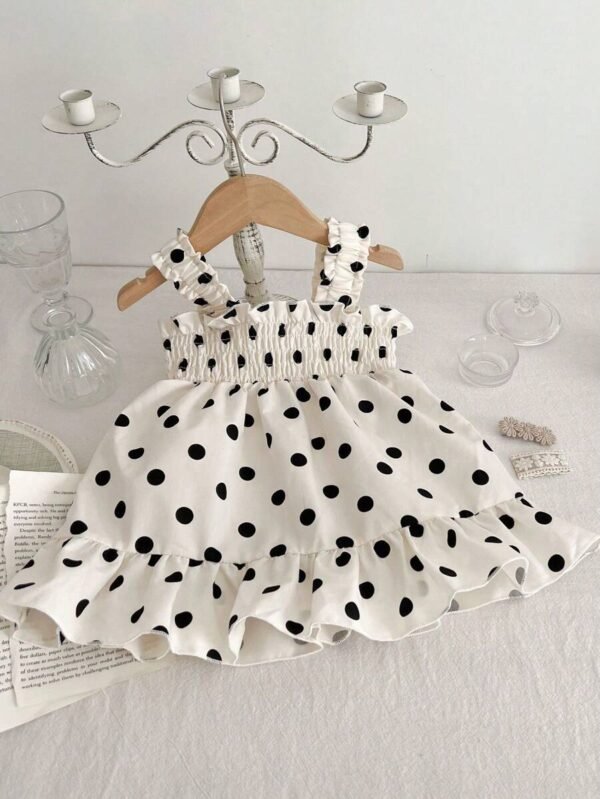 Vestido de princesa de verano con tirantes de espagueti y lunares lindos