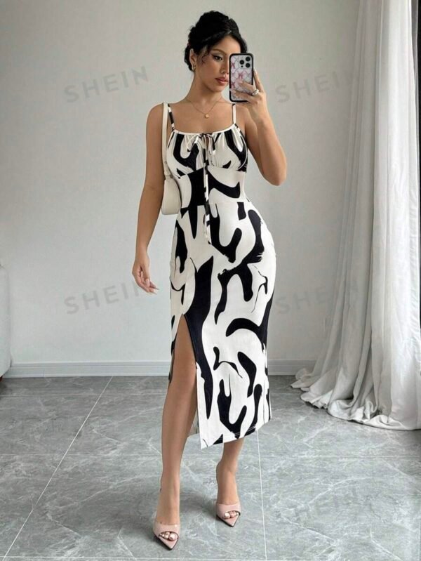 Vestido veraniego con tirantes a la altura de los muslos