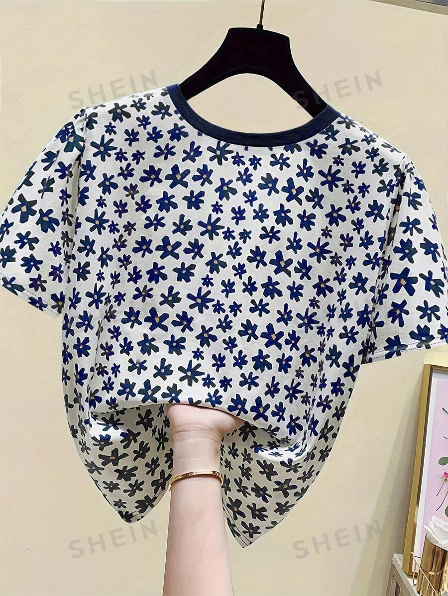 camiseta gráfica de mujer con estampado floral y bloques de color - Imagen 2