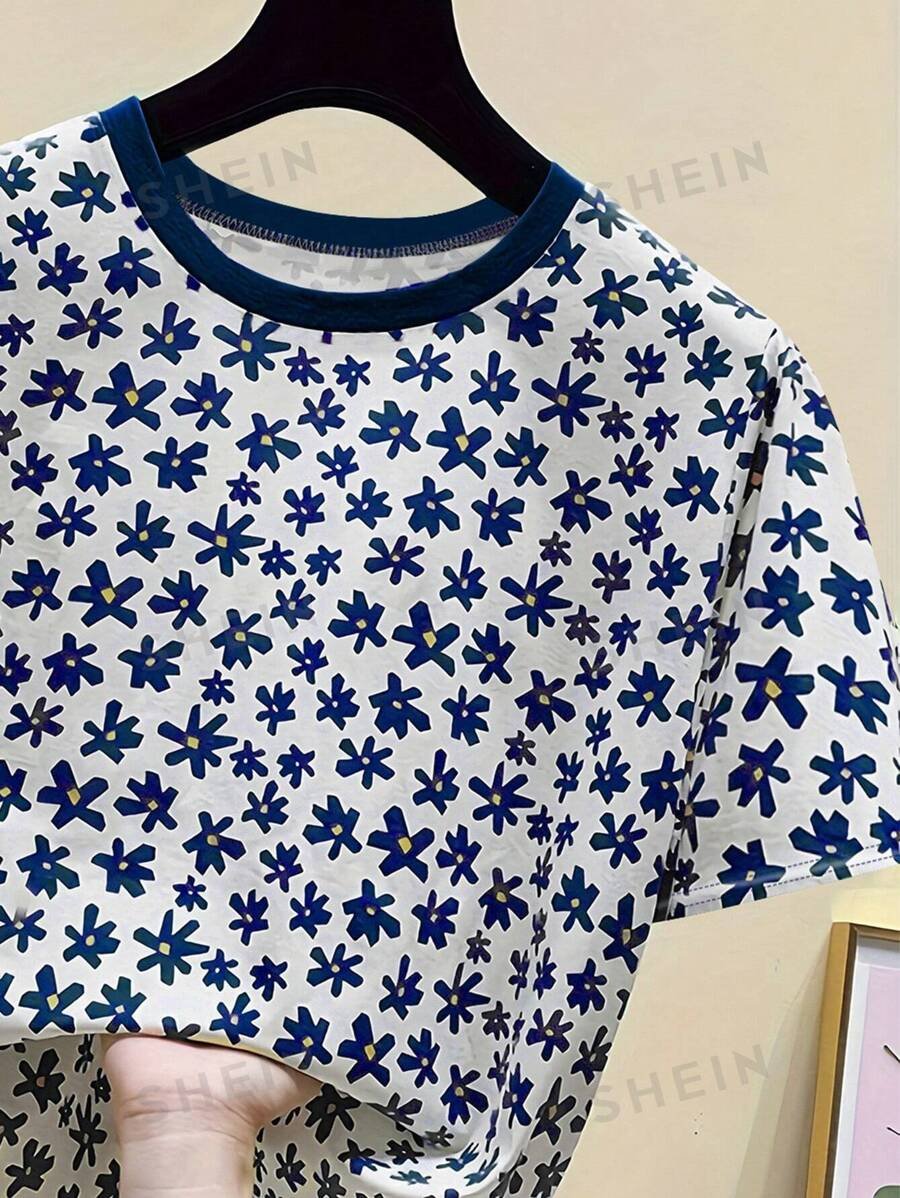 camiseta gráfica de mujer con estampado floral y bloques de color - Imagen 3