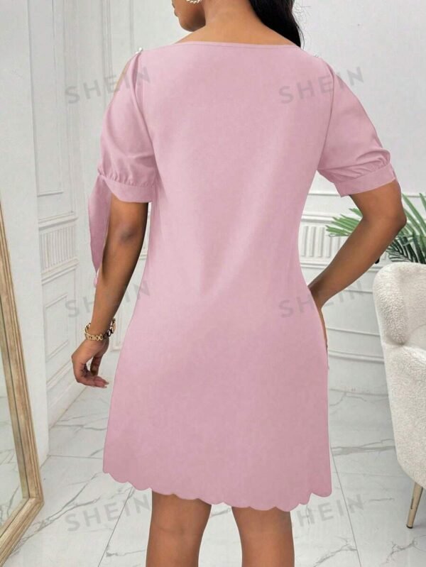 Vestido de cuello redondo de manga corta con adorno de perlas sintéticas - Imagen 2