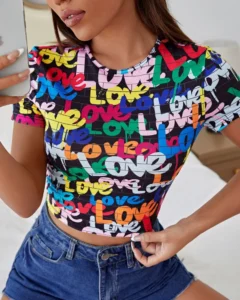 Camiseta corta con estampado de letra