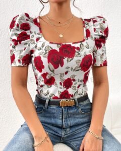 Camiseta con estampado floral de manga farol