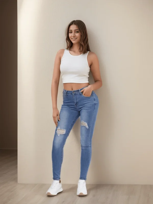 Pantalón Ajustado de Mezclilla Azul: Cintura Elevada, Elementos en Parte Delantera