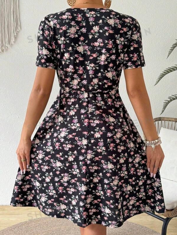 Vestido Con Estampado Floral De Florecitas Con Cuello Sobrepelliz - Imagen 2