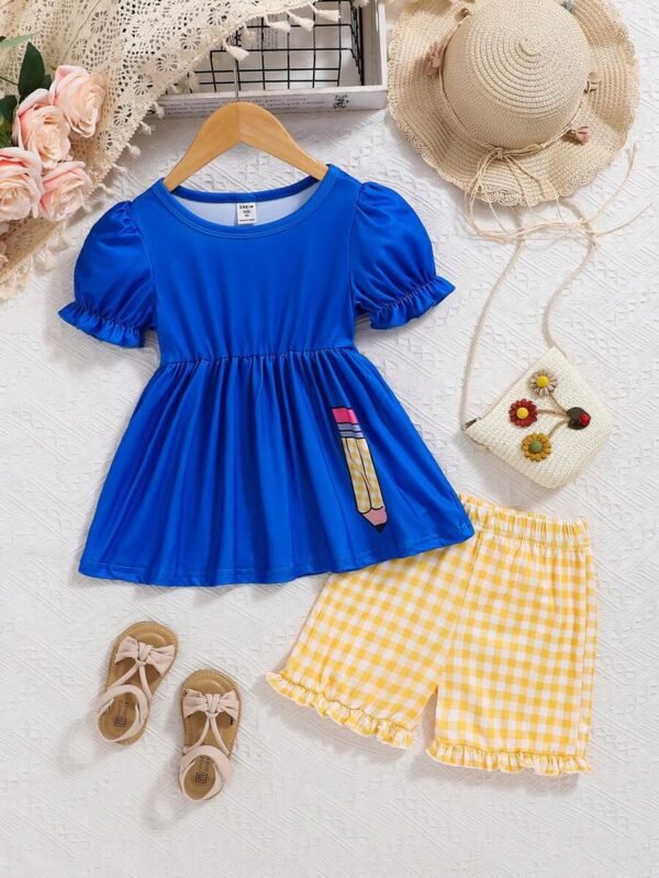 Conjunto de 2 piezas: Blusa con estampado de lápices y shorts con adornos a cuadros amarillos