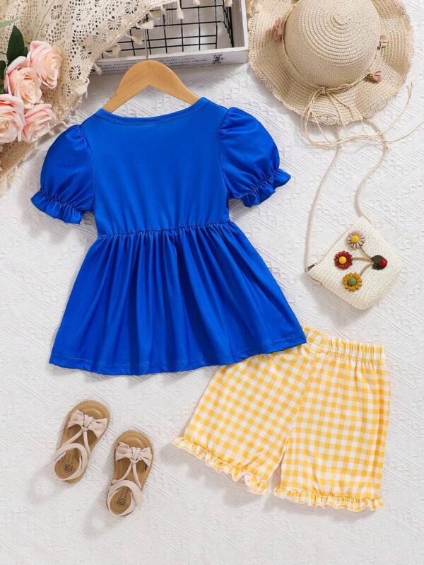 Conjunto de 2 piezas: Blusa con estampado de lápices y shorts con adornos a cuadros amarillos - Imagen 2