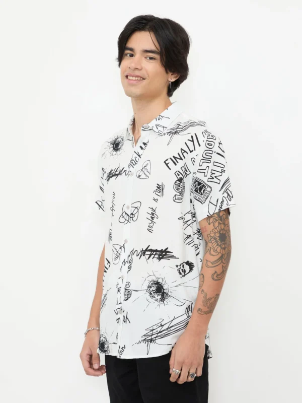 Camisa Manga Corta Estampado Rayones Punk Blanca