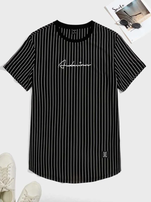 Camiseta con estampado de letra con diseño de parche de rayas