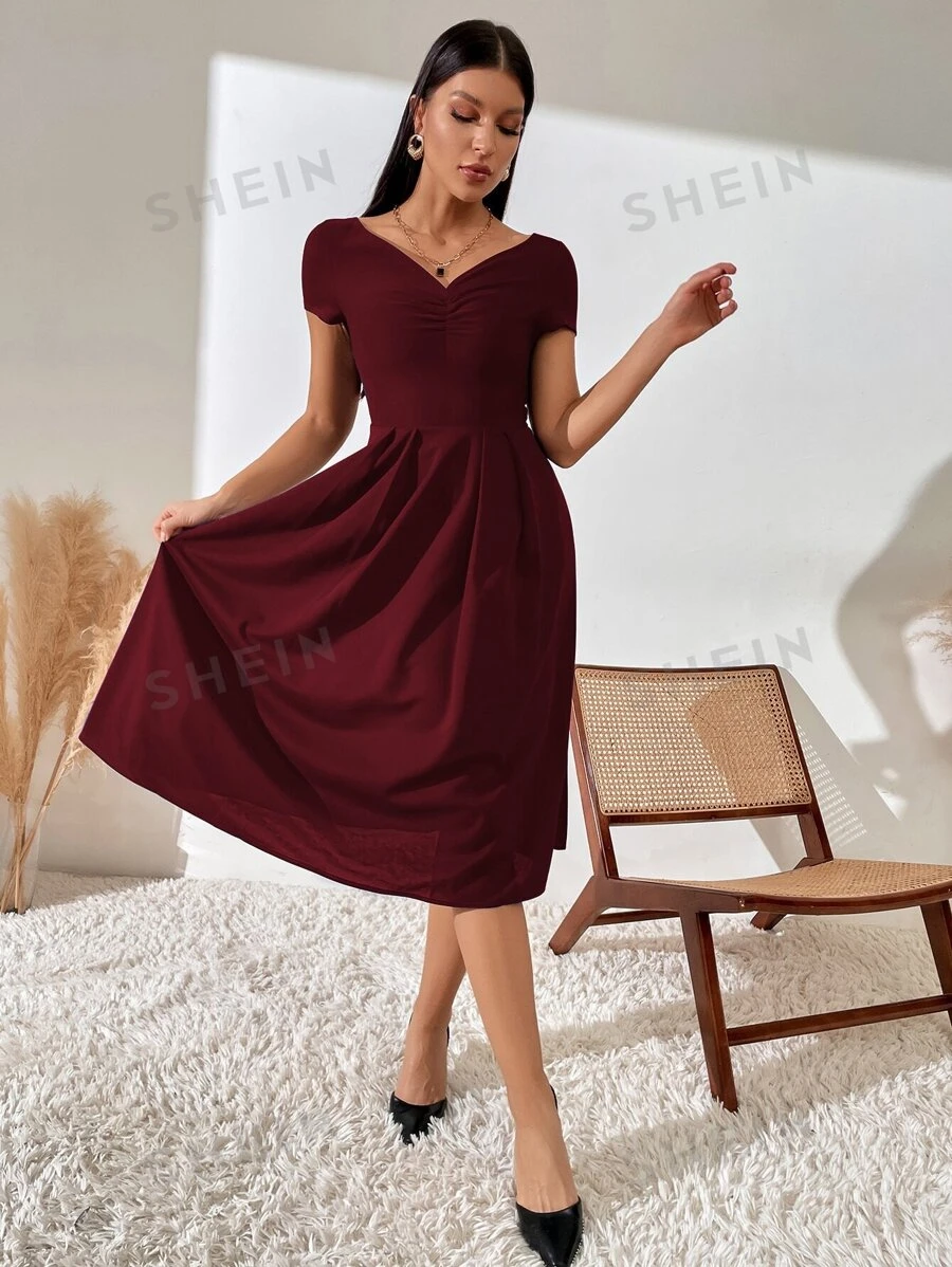 Vestido maxi de línea A con detalle de pliegues y fruncido en color rojo - Imagen 3