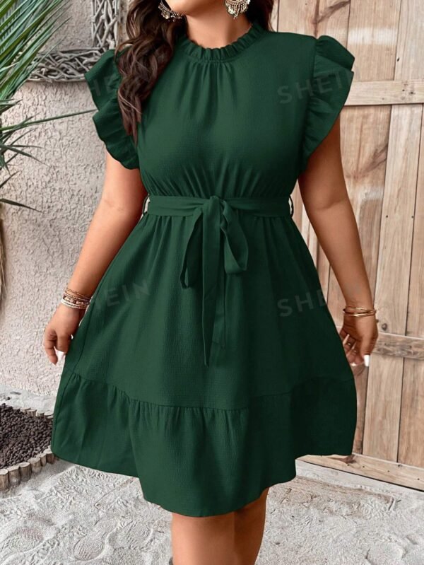 Vestido de talla grande con adorno de volantes y cinturón