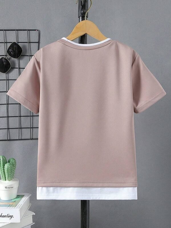 Camiseta con diseño de parche de letra ribete en contraste - Imagen 2