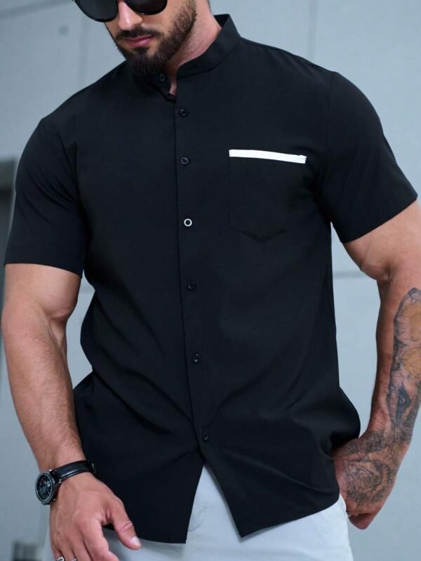 Camisa de manga corta con botones y bolsillos parcheados