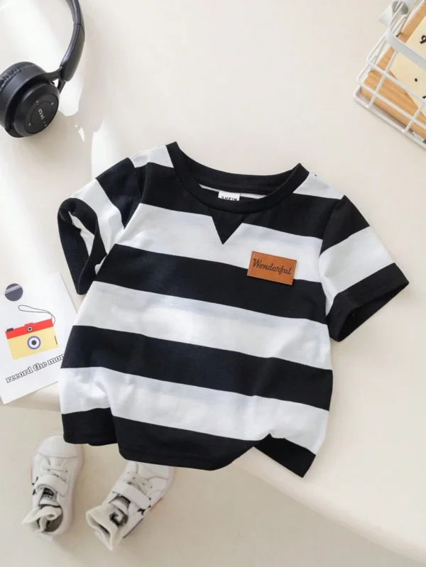 Camiseta de manga corta en blanco y negro de cuello redondo con bloque de colores para niño