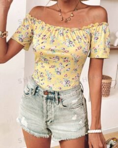 Camiseta casual con hombros descubiertos y manga corta con estampado floral