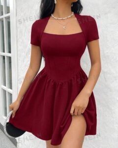 Vestido corto de punto negro de manga corta con cuello cuadrado