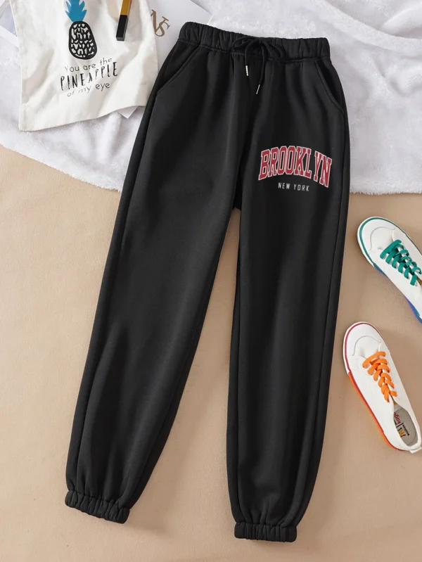 Pantalones deportivos con estampado de letra de cintura con cordón