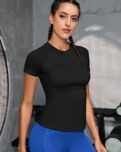 Camiseta deportiva ajustada de manga raglán sólida