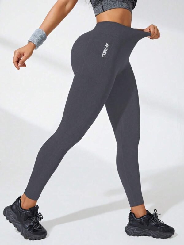 Mallas deportivas sin costuras con gráfico de letra, cintura ancha, de color gris oscuro