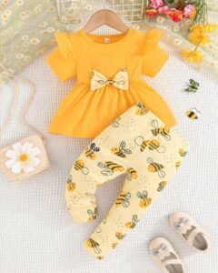 Conjunto de camiseta de manga corta con vuelo y pantalón informa