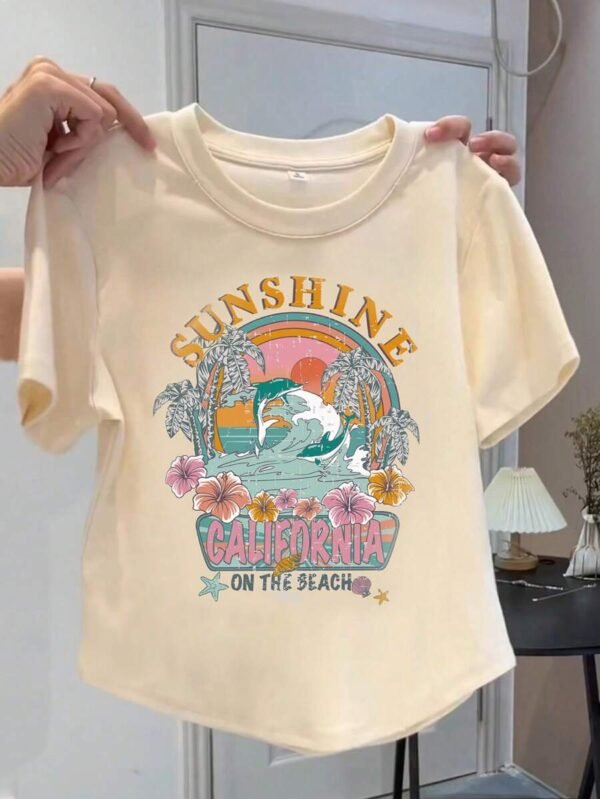 Camiseta ajustada de manga corta y cuello redondo con estampado de paisaje simple