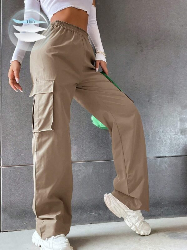 Pantalones cargo con bolsillo lateral con solapa