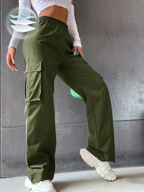 Pantalones cargo con bolsillo lateral con solapa