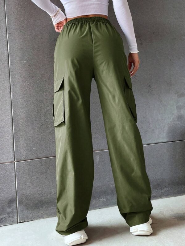 Pantalones cargo con bolsillo lateral con solapa - Imagen 2