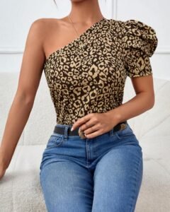 Blusa con estampado de leopardo de un hombro de manga farol