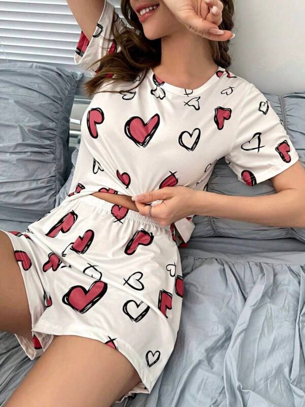 Pijama de camiseta y pantalón corto con estampado de corazón