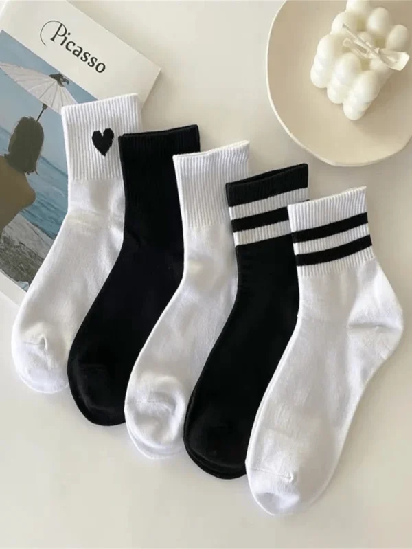 5 pares de calcetines tipo tripulación blancos y negros - Imagen 3