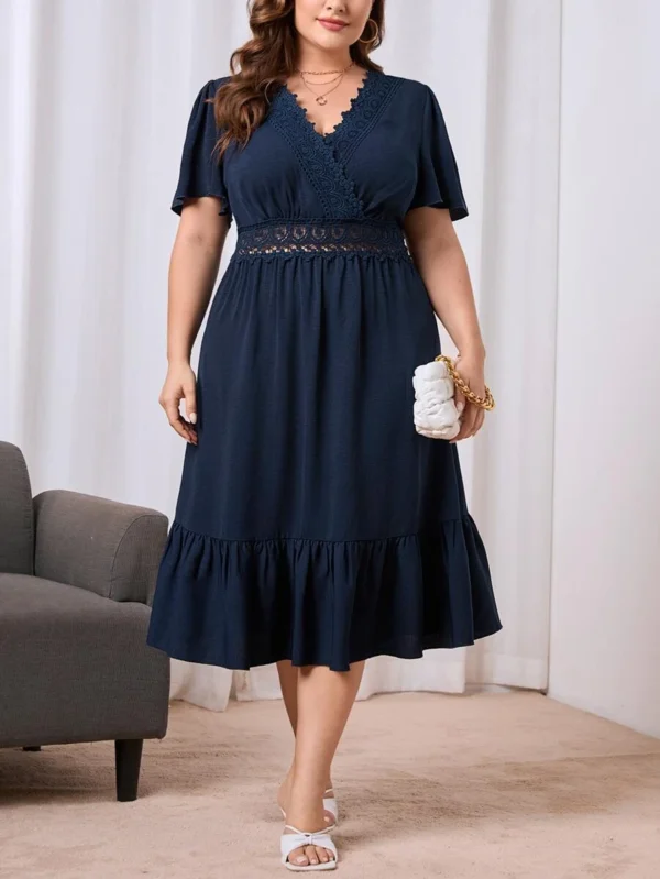Vestido con encaje bajo con fruncido