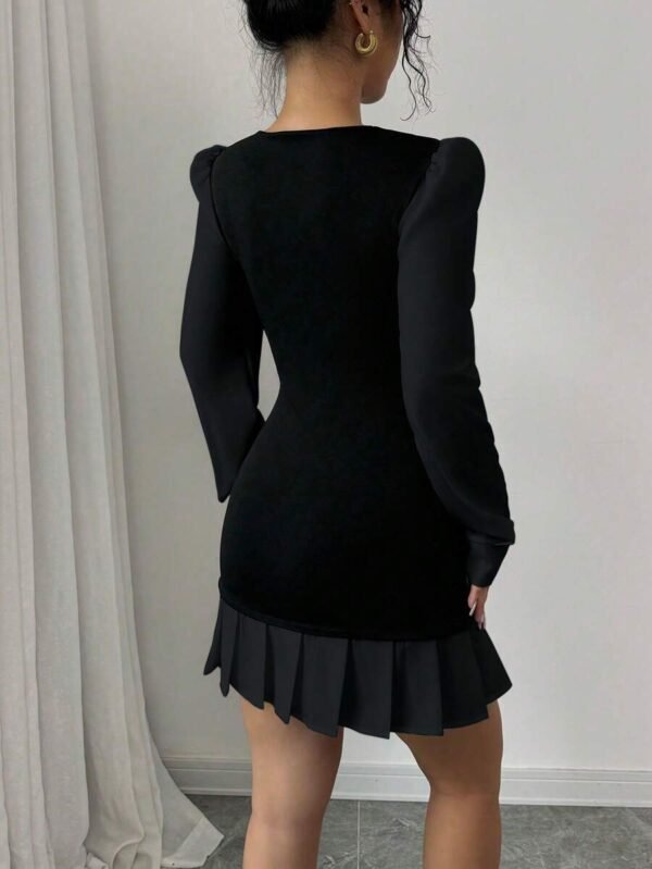 Vestido corto de cuello redondo con pliegues - Imagen 2