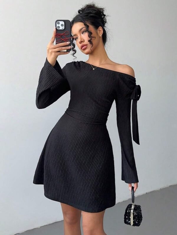 Vestido casual de primavera con textura elegante y atadura en el hombro