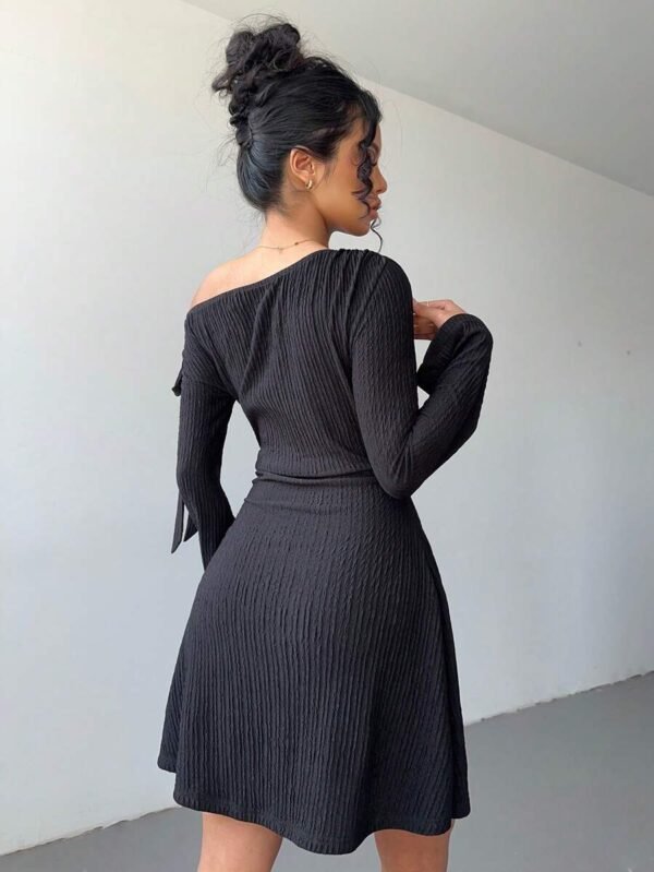 Vestido casual de primavera con textura elegante y atadura en el hombro - Imagen 2