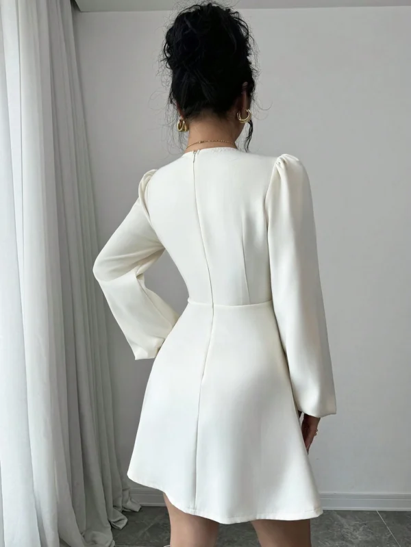 Vestido camisero de mujer de color liso, de cuello en V y manga larga de doble botonadura - Imagen 2