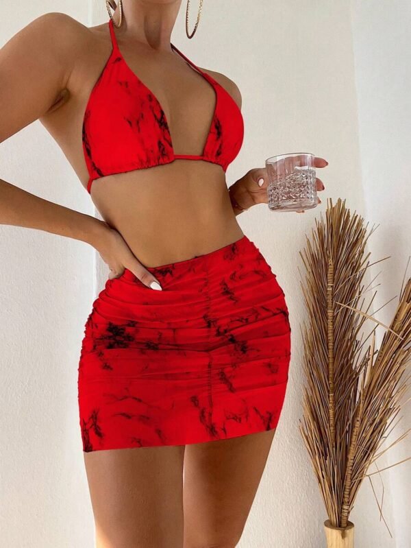 Bañador bikini triángulo halter con estampado de mármol con falda de playa
