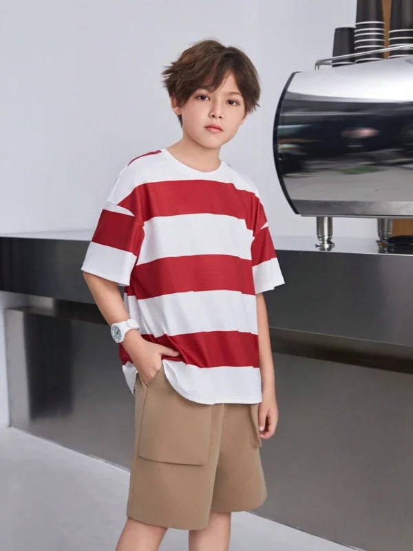 Conjunto de camiseta de manga corta con cuello redondo a rayas y pantalones cortos - Imagen 3