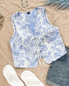 Camiseta con frente abierto, lazo en la cintura y estampado azul y blanco con textura