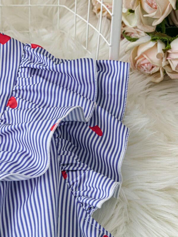Camiseta casual con cuello en V, volantes y rayas con diseño de corazón - Imagen 3
