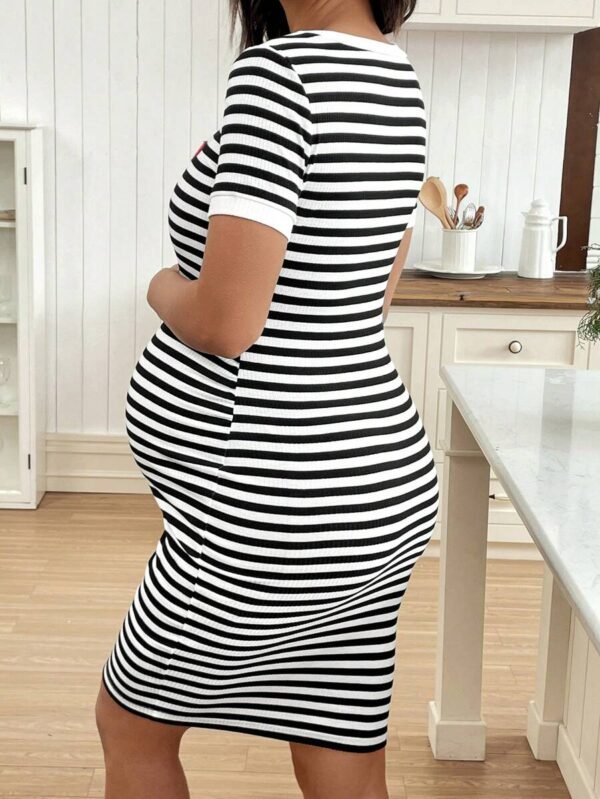 Vestido ajustado de manga corta con estampado de corazones y rayas para embarazadas - Imagen 2
