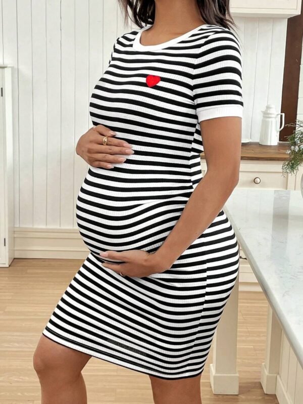 Vestido ajustado de manga corta con estampado de corazones y rayas para embarazadas - Imagen 3