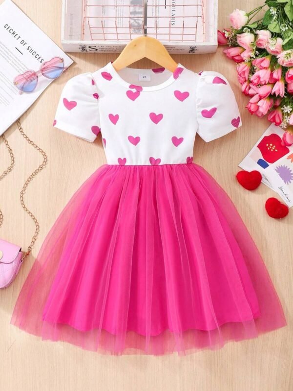 Vestido de manga corta con estampado de corazones y tela de malla