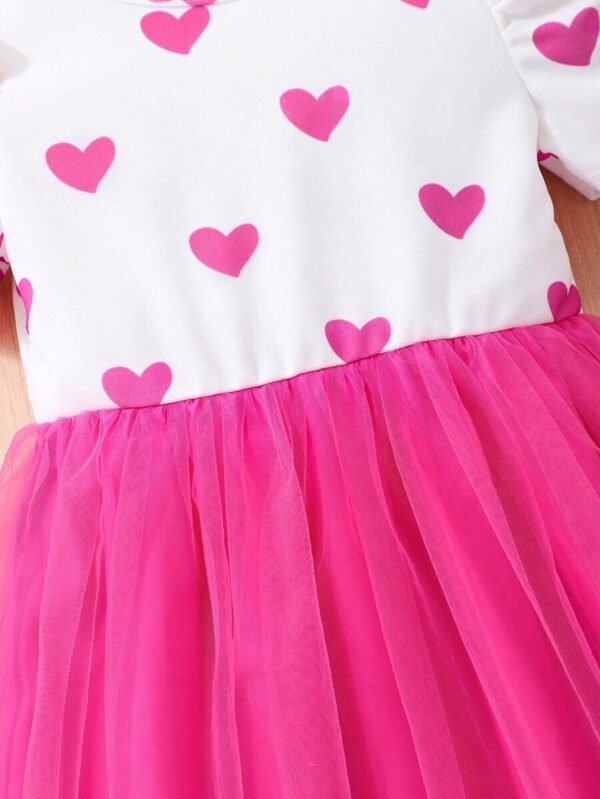 Vestido de manga corta con estampado de corazones y tela de malla - Imagen 3