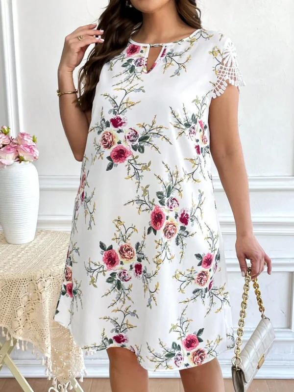 Vestido elegante de talla grande con estampado floral y encaje