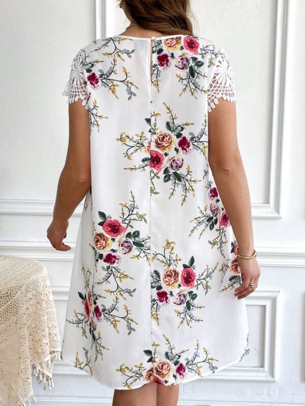 Vestido elegante de talla grande con estampado floral y encaje - Imagen 2