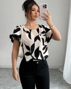 Blusa suelta de manga corta con cuello redondo, borde en contraste